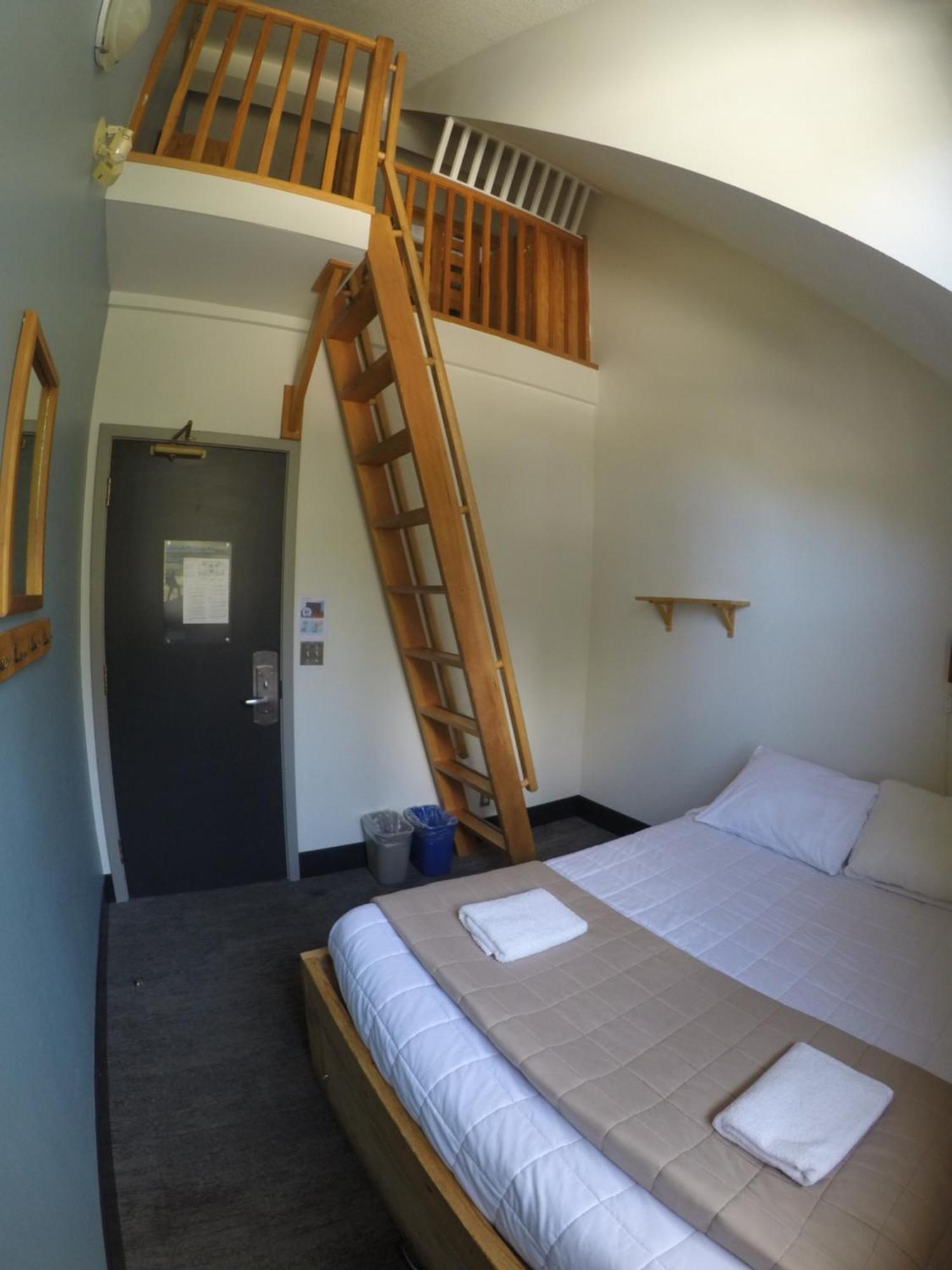 Hi Lake Louise Alpine Centre - Hostel Exterior photo